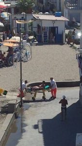 La ferita viene trasportata in barella